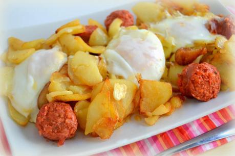 Huevos rotos con patatas y chorizo. Fácil y rápido.