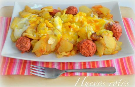 Huevos rotos con patatas y chorizo. Fácil y rápido.