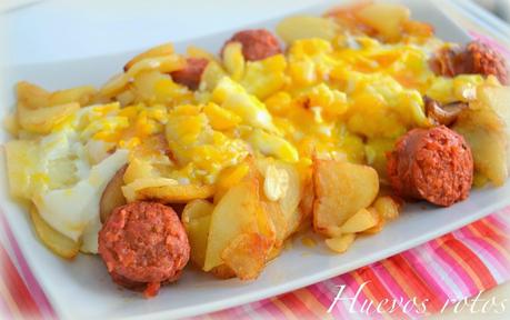 Huevos rotos con patatas y chorizo. Fácil y rápido.