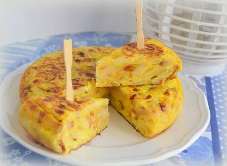 Tortilla de patatas con cebolla. Fácil, rápida, casera.