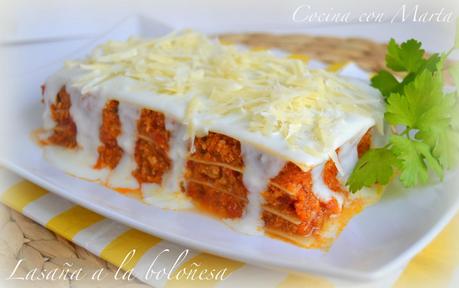 Lasaña con salsa boloñesa. Fácil, rápida, casera.