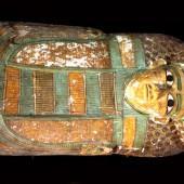 Cabeza y torso del ataúd con los brillantes colores. Este estilo de sarcófago es muy poco frecuente, pues estuvo en uso solo durante un breve periodo de tiempo, cuando Egipto no estaba unificado. Así, muy pocos han sido hallados en su lugar original y han sido bien documentados en su contexto arqueológico. © CSIC. © CSIC