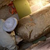 Momento en que sacan el sarcófago. El cuerpo de Neb ha sido hallado en una cámara sepulcral excavada en la roca a cuatro metros de profundidad. © CSIC