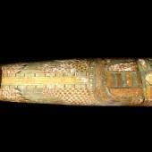 El gran sarcófago antropomorfo de madera está tallado y decorado siguiendo el estilo característico de la dinastía XVII, denominado “rishi”, que significa “alas” en árabe. © CSIC