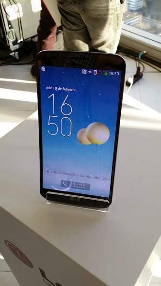 El LG G Flex ya está disponible en exclusiva a través de Vodafone. Toma de contacto y precios