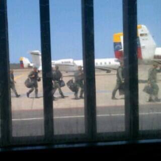 Foto: Llegan Militares al Aeropuerto de Maiquetía.