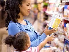 madre comprobando comida sin gluten