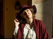 Look (embarazada/premamá) Como combinar camisa blanca, modo look poncho granate