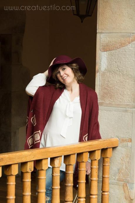 Look embarazada premamá - Como combinar una camisa blanca, modo 2, look con poncho granate (1)