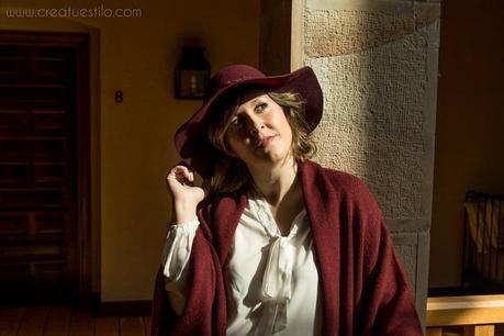 Look embarazada premamá - Como combinar una camisa blanca, modo 2, look con poncho granate (1)