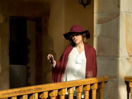 Look embarazada premamá - Como combinar una camisa blanca, modo 2, look con poncho granate (1)