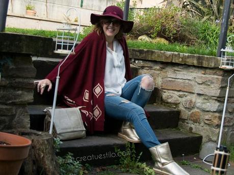 Look embarazada premamá - Como combinar una camisa blanca, modo 2, look con poncho granate (1)