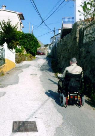 Antonio Rodríguez, en su silla, por el Camiño das Ánimas. // Faro
