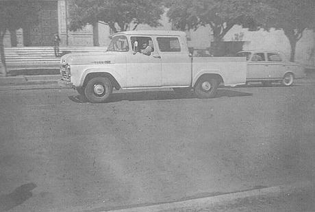 Una camioneta doble cabina