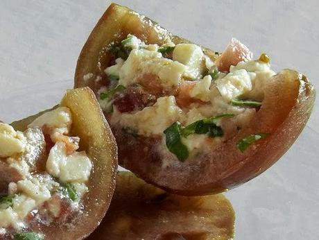 Tomates rellenos de mozzarella y albahaca