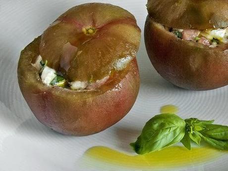 Tomates rellenos de mozzarella y albahaca