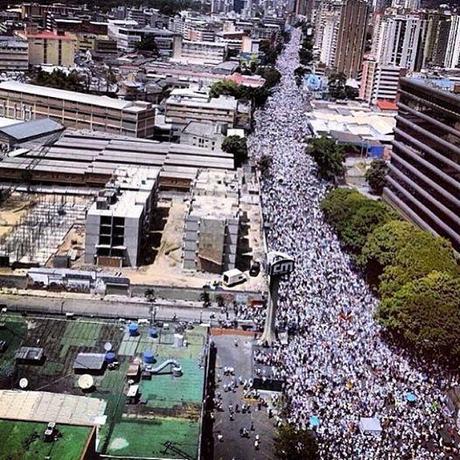 Foto: Hoy en la Av. Francisco de Miranda demostramos que la protesta es pacífica, por un cambio de gobierno y contra los grupos armados! Venezuela #22F