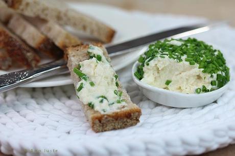 Queso de soja casero con ajo y cebollino