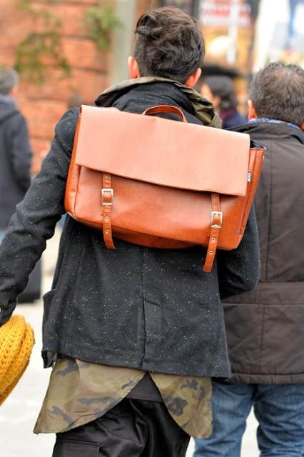 STREET STYLE INSPIRATION; BACKPACKS.-