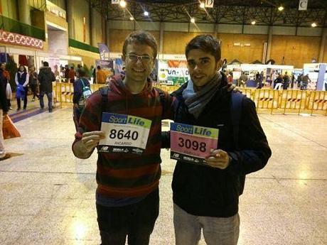 Ping 11. Lo mejor de la semana. Yo y Enrique en el Fibes de Sevilla con nuestro dorsal para el Maratón.