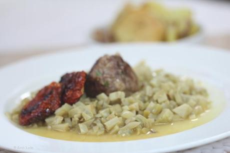 Picadillo de alcachofas con albóndiga y tomates fritos