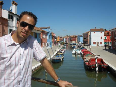 En la Isla de Burano las fachadas de las casas están pintadas de distintos colores.