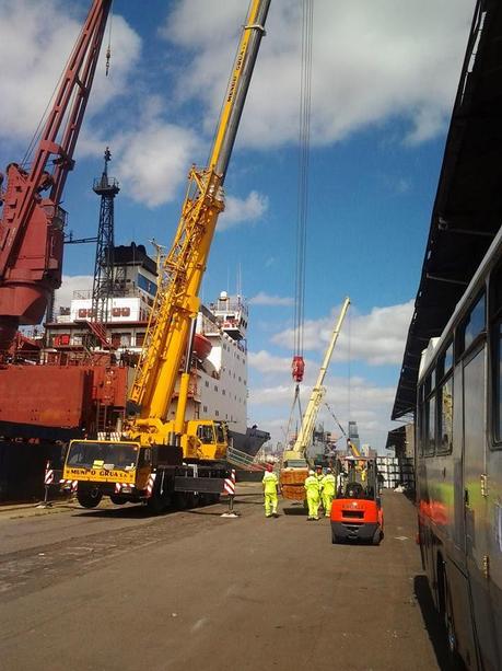 EL BARCO POLAR VASILIY GOLOVNIN ESTIVANDO CARGA PARA LLEVAR A LAS BASES ANTÀRTICAS