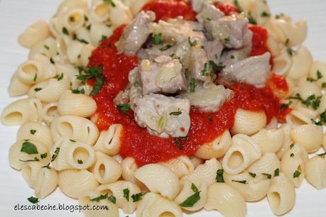 Coditos de pasta con atún