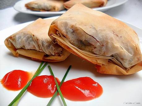 Paquetitos de pasta filo rellena de lacón, setas y queso gallego