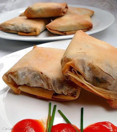 Paquetitos de pasta filo rellena de lacón, setas y queso gallego
