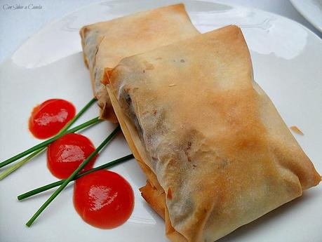 Paquetitos de pasta filo rellena de lacón, setas y queso gallego