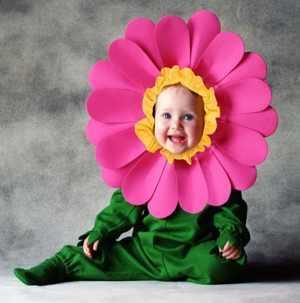 bebé disfrazado de flor