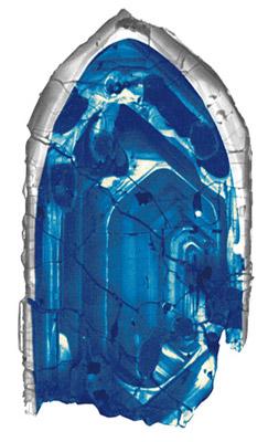 Cristal de circón hallado en la región de Jack Hills, Australia. Se trata del reto mineralógico más antiguo de la corteza terrestre. © John V. Valley/University of Wisconsin-Madison