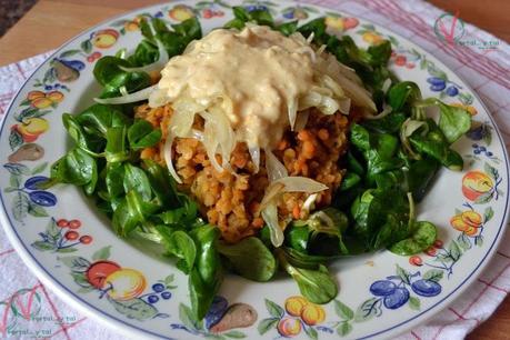 Ensalada tibia de lentejas rojas con salsa de queso crema vegano.