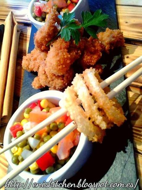 Pollo en tempura! Con aros de cebolla y ensalada de legumbres y verduras crudas!