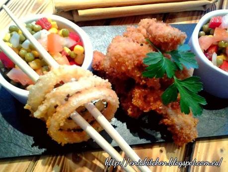 Pollo en tempura! Con aros de cebolla y ensalada de legumbres y verduras crudas!