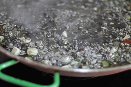 Arroz negro de sepia en paella. Receta