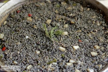 Arroz negro de sepia en paella. Receta