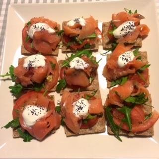 TOSTA DE SALMÓN AHUMADO CON YOGURT Y MOSTAZA DE DIJON