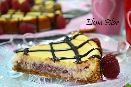 Tarta de queso y leche condensada rellena de mermelada de frambuesas