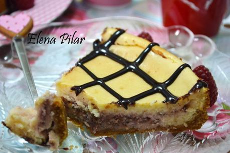 Tarta de queso y leche condensada rellena de mermelada de frambuesas Tarta de queso y leche condensada rellena de mermelada de frambuesas