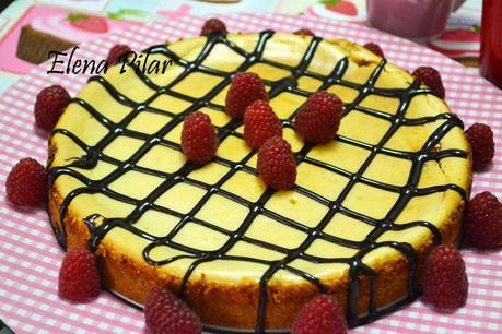 Tarta de queso y leche condensada rellena de mermelada de frambuesas Tarta de queso y leche condensada rellena de mermelada de frambuesas