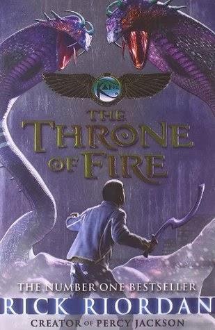 La vuelta al mundo literario #7: El trono de Fuego (Crónicas de Kane #2)