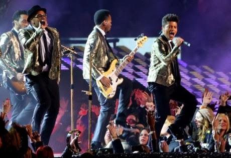 Bruno Mars y Red Hot Chili Peppers deslumbran en el medio-tiempo de la Super Bowl