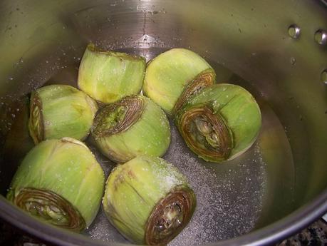 ALCACHOFAS RELLENAS DE PATE CON SALSA DE VINO