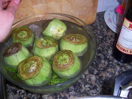 ALCACHOFAS RELLENAS DE PATE CON SALSA DE VINO