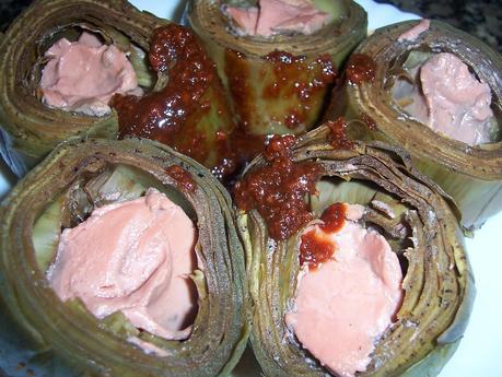 ALCACHOFAS RELLENAS DE PATE CON SALSA DE VINO