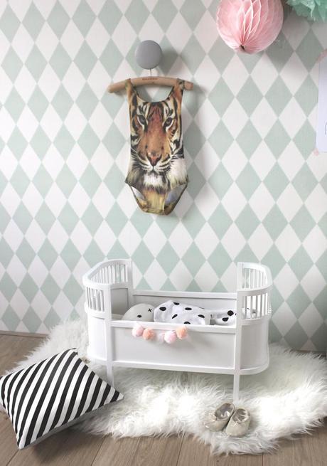 Un dormitorio infantil escandinavo. Decoración delicada en tonos suaves.