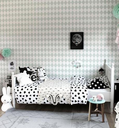 Un dormitorio infantil escandinavo. Decoración delicada en tonos suaves.