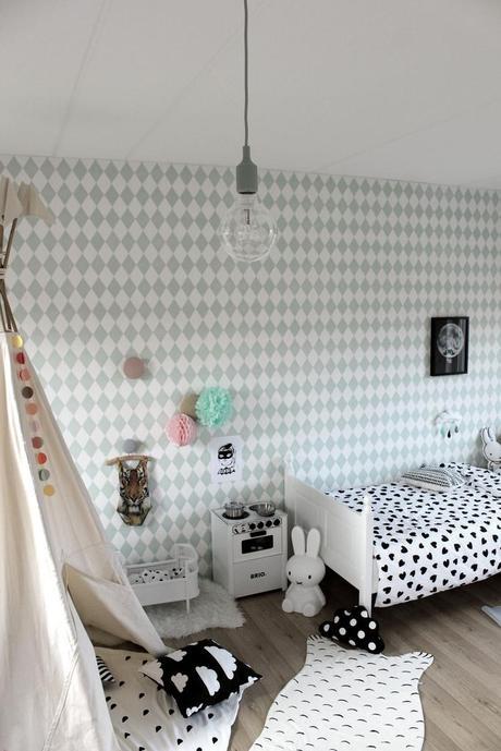 Un dormitorio infantil escandinavo. Decoración delicada en tonos suaves.